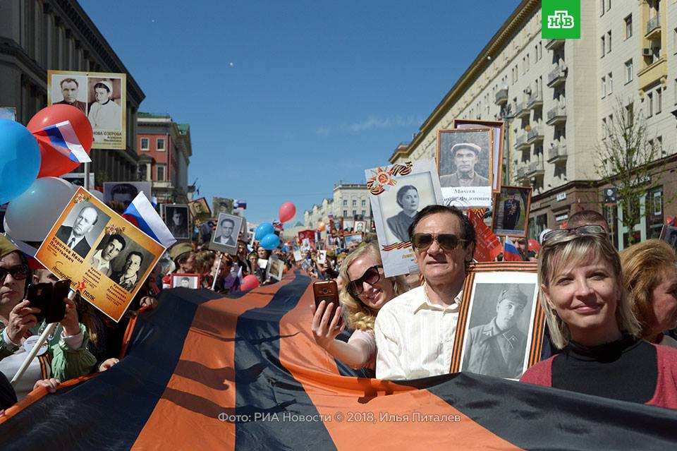"Trong khuôn khổ cuộc diễu hành Trung đoàn bất tử, trên toàn bộ lãnh thổ nước Nga đã diễn ra hơn 2900 sự kiện khác nhau. 10 triệu 400 nghìn người đã giương cao bức chân dung những người thân của họ, những người từng đóng góp công sức làm nên chiến thắng vĩ đại", bà Volk nói. Ảnh: HTB.