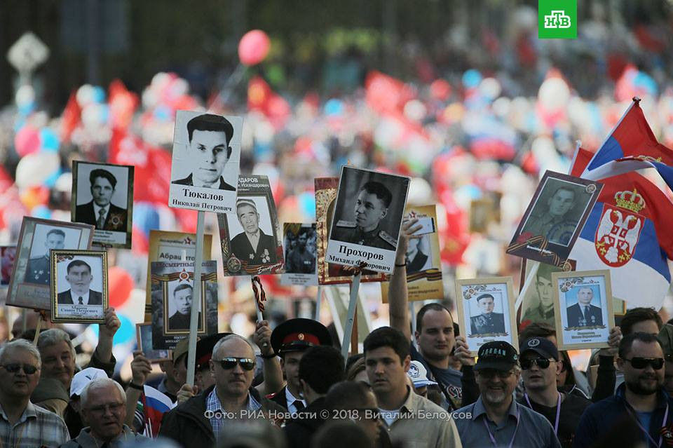 Những người tham gia “Trung đoàn bất tử” mang theo hình ảnh của cha, ông mình những chiến sĩ Hồng quân Liên Xô trong cuộc Chiến tranh Vệ quốc Vĩ đại cùng nhau diễu hành trên đường phố để chào mừng Ngày Chiến thắng Phát xít 9/5. Ảnh: HTB.