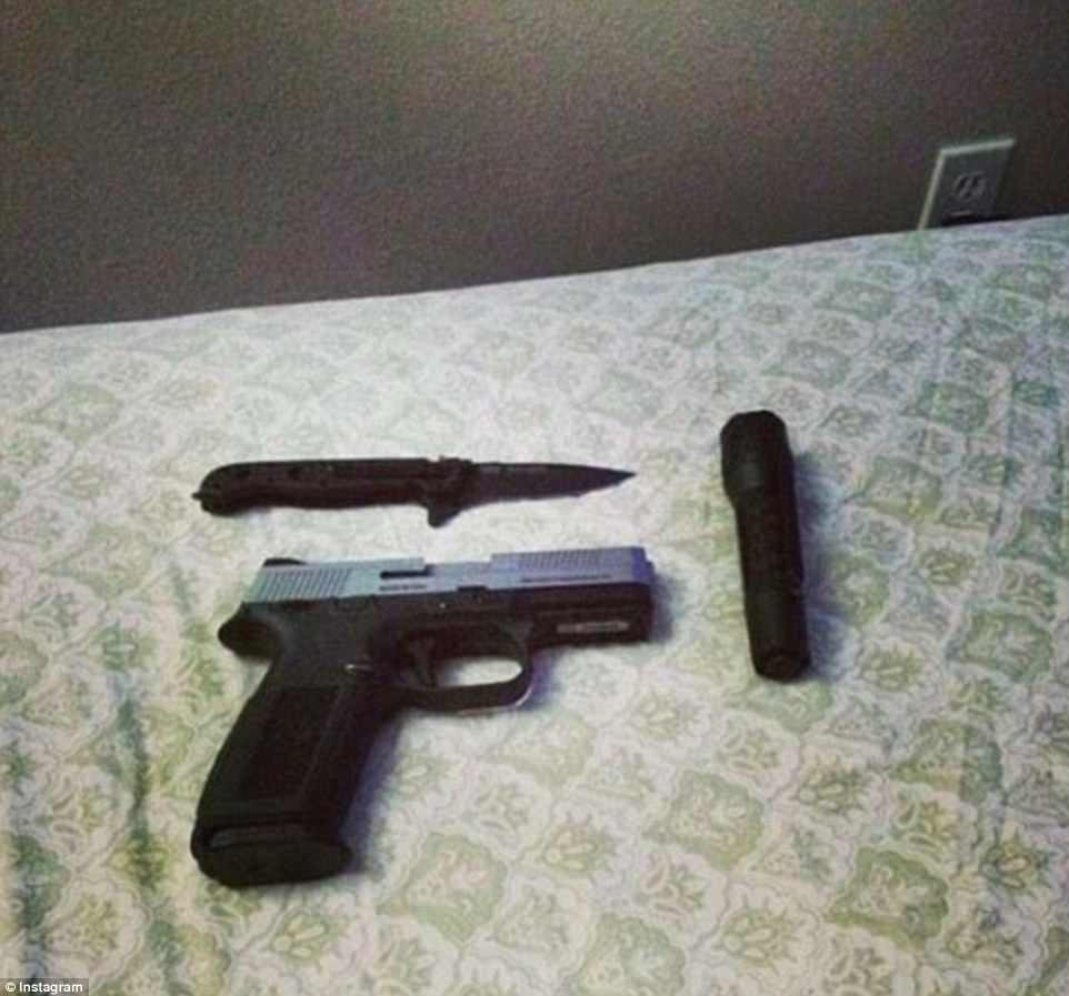 Bức ảnh chụp một khẩu súng ngắn và một con dao dường như được đăng tải trên tài khoản Instagram của Pagourtzis hồi cuối tháng 4/2018. Ảnh: Instagram.