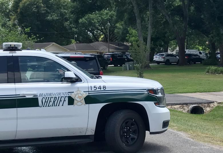 Ngoài ra, cảnh sát còn tìm thấy nhiều thiết bị nổ khác nhau được cài cắm ở khu vực trong và ngoài trường học. Ảnh: Reuters.