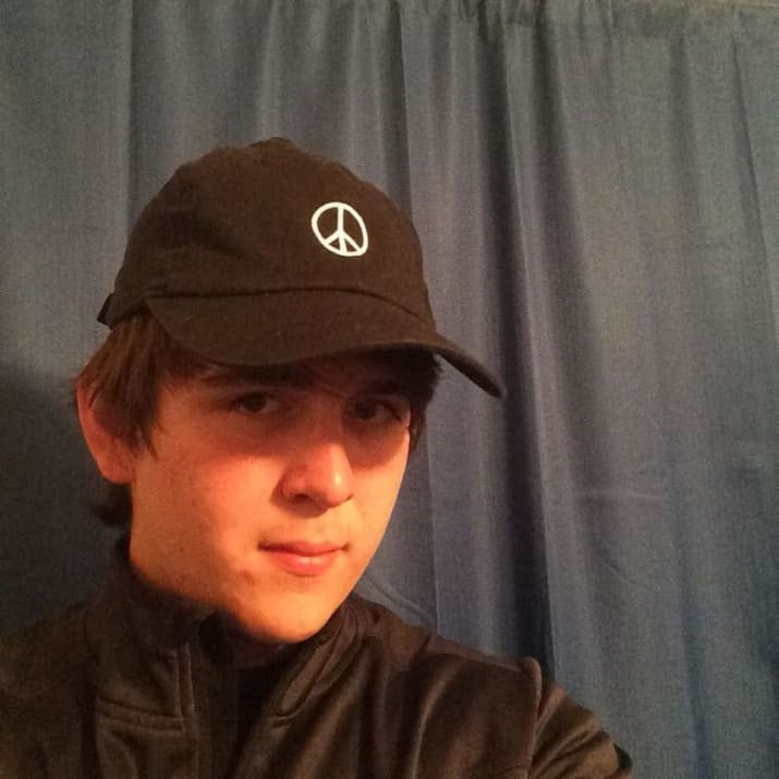 Khi đó, Dimitrios Pagourtzis được cho là cầm theo một khẩu shotgun và khẩu súng lục của bố đã xông vào lớp học nghệ thuật tại một trường trung học ở Santa Fe, bang Texas, rồi bắt đầu nã đạn vào những người trong phòng. Ảnh: Facebook.