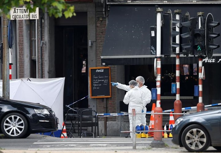 Tên này sau đó đã giết hại và cướp lấy súng của 2 cảnh sát.