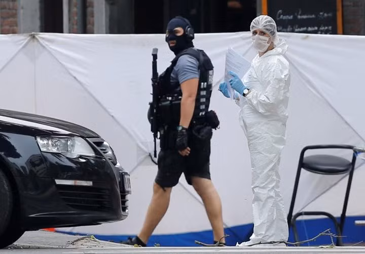 Báo La Libre Belgique của Bỉ dẫn các nguồn tin cảnh sát cho biết, kẻ tấn công đã hô lớn “Allahu Akbar”.