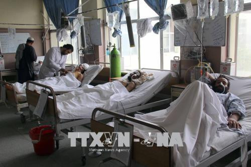 Điều trị cho người bị thương trong vụ đánh bom liều chết ở Kandahar ngày 30/4. Ảnh: EPA-EFE/TTXVN