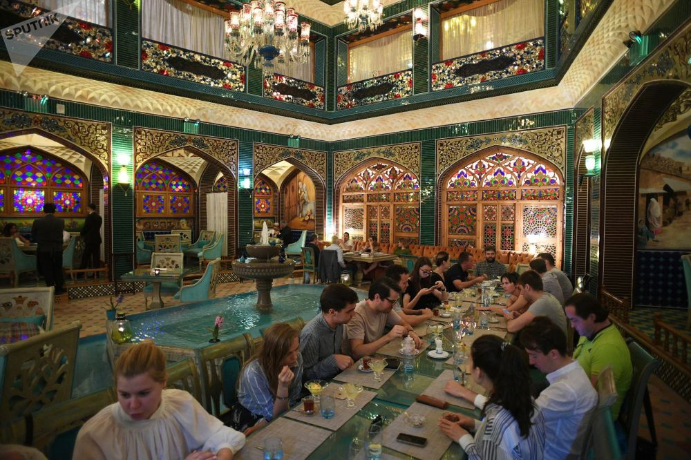 Bên trong một nhà hàng của khu chợ Souq Waqif ở Doha.