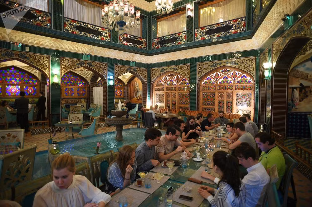 Bên trong một nhà hàng của khu chợ Souq Waqif ở Doha.