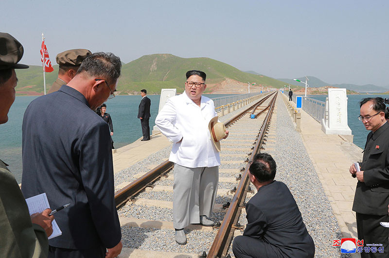 Cây cầu này được xây dựng để nối liền các khu vực làng nghề cá quy mô lớn trong vùng Koam, Tapchon và Chonapho, nhằm phục vụ phát triển ngành công nghiệp đánh bắt cá. (Ảnh: KCNA)