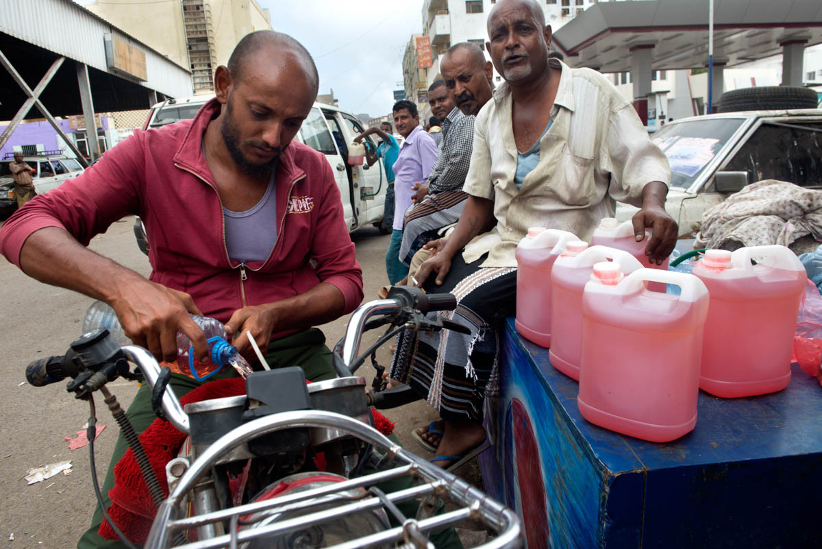 Người đàn ông mua xăng tại thị trường chợ đen ở trung tâm thành phố Aden.