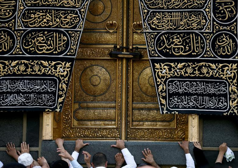 Những người Hồi giáo chạm tay vào ngôi nhà Kaaba tại Nhà thờ Hồi giáo ở Mecca, Ả Rập Xê Út, ngày 23/5.