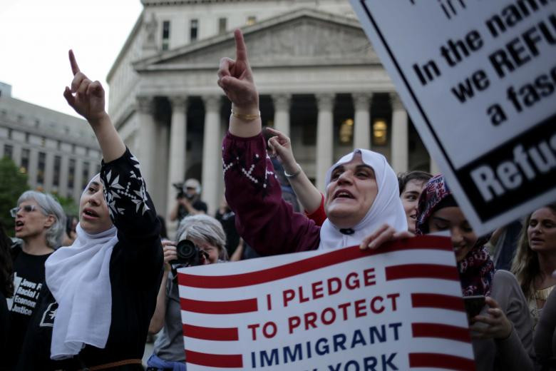 Hai người phụ nữ Hồi giáo tham gia cuộc tuần hành tại quảng trường Foley ở Manhattan, thành phố New York (Mỹ) ngày 23/5.