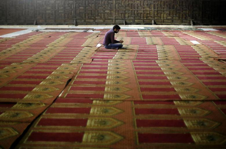 Một tín đồ Hồi giáo Ai Cập cầu nguyện vào buổi tối trong Nhà thờ Hồi giáo Al Sultan ngày 20/5.