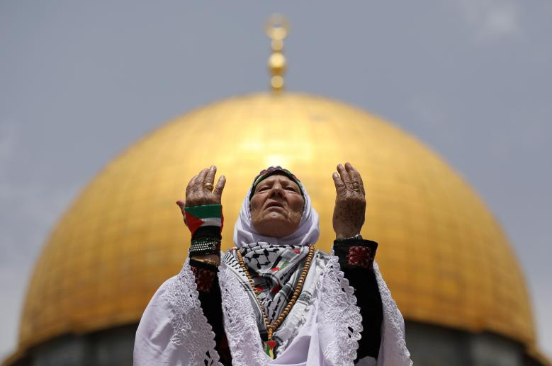 Người phụ nữ Palestine cầu nguyện ở thành phố cổ Jerusalem hôm 25/5 trong tháng ăn chay Ramadan. (Nguồn ảnh: Reuters)