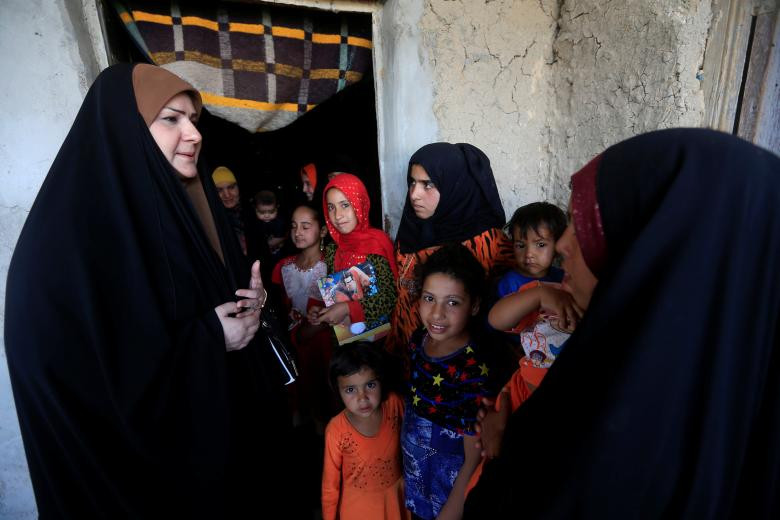 Ứng viên Zeinab al-Alawi trò chuyện với những người ủng hộ trong chiến dịch tranh cử tại Najaf hôm 1/5.