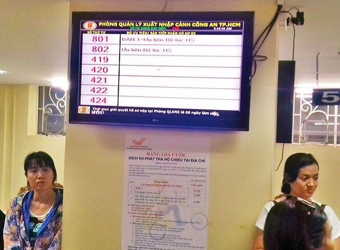 Khoảng hơn 10 giờ, con số thứ tự chờ làm thủ tục đã lên hơn 800 người, chưa kể nhiều người già phải có con cái người thân đem theo để khai vào máy tính, những người mẹ đưa con đi cùng... khiến cho cơ quan xuất nhập cảnh quá tải không còn chỗ ngồi.