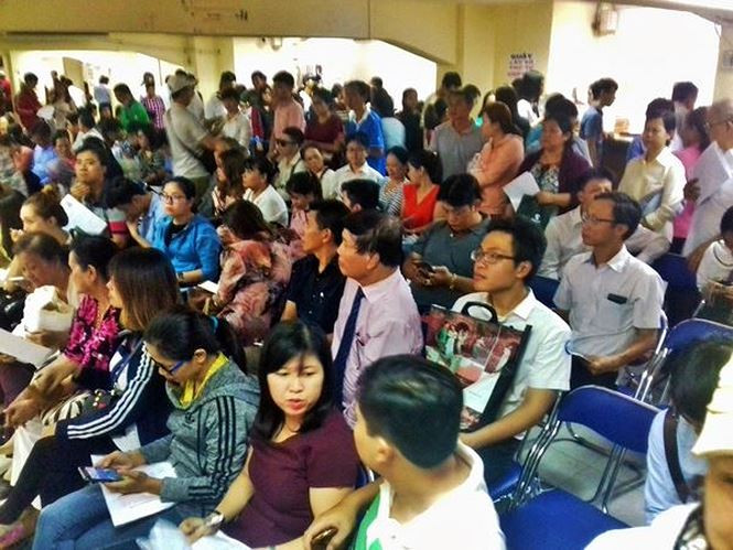 Quang cảnh phòng chờ chụp ảnh, với 4 bàn chụp ảnh, người dân phải chờ mấy trăm lượt mới tới mình. Một người dân cho biết hôm trước chồng chị đi làm hộ chiếu nhận số thứ tự hơn 700 hôm nay chị cũng nhận được số thứ tự tương tự!