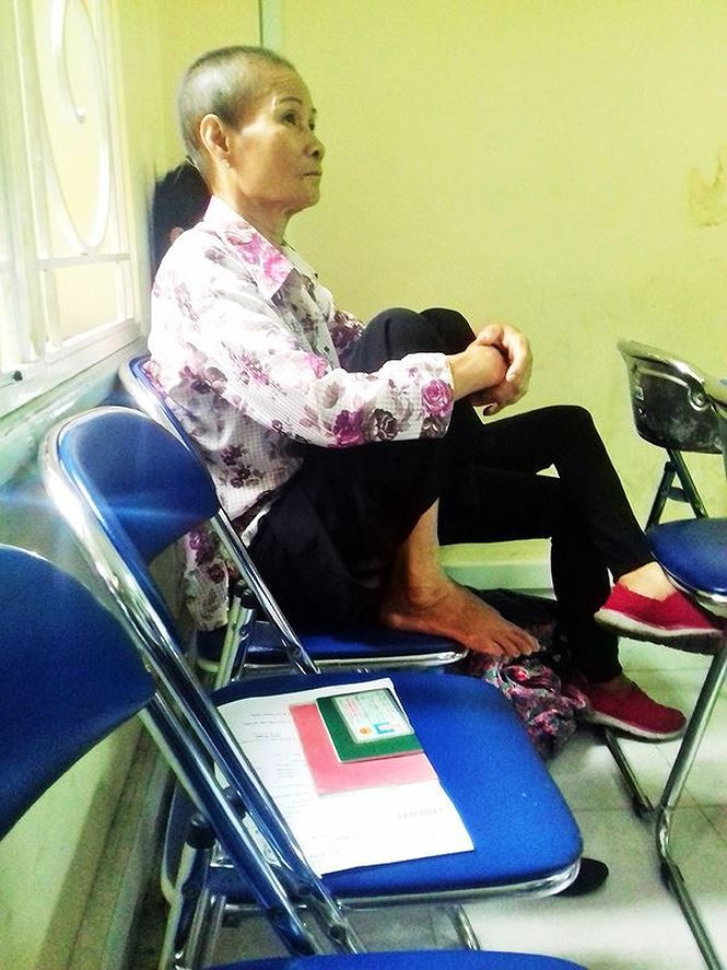 Một cụ già với số thứ tự 743 đã bỏ về khi phải chờ gần 300 người khác làm thủ tục.