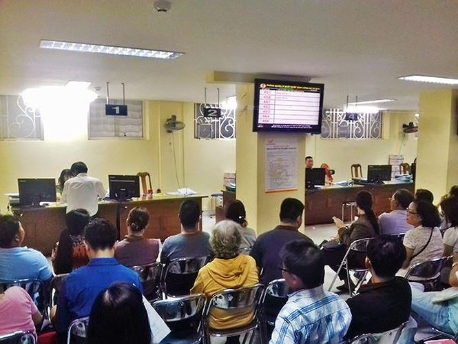 Một cán bộ xuất nhập cảnh cho biết nguồn thu ở đây được đưa về ngành tài chính và họ chỉ làm công ăn lương, song việc hàng ngàn người tới làm hộ chiếu hàng ngày khiến không khí làm việc luôn khá căng thẳng. Nhiều người cho rằng việc quản lý con người đã thông qua chứng minh nhân dân và nhiều giấy tờ khác, nên việc cấp hộ chiếu cần được đơn giản hóa và thông thoáng hơn.