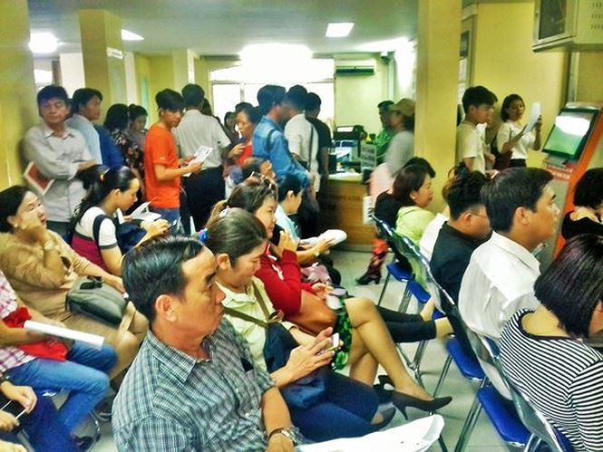 Sáng ngày 3/5/2018, mặc dù kỳ nghỉ lễ đã qua nhưng vẫn có hàng ngàn người tập trung tại Phòng quản lý xuất nhập cảnh Công an TPHCM để làm hộ chiếu. Tất cả ghế ngồi đều kín và nhiều người phải đứng nhiều tiếng liền để chờ làm thủ tục.