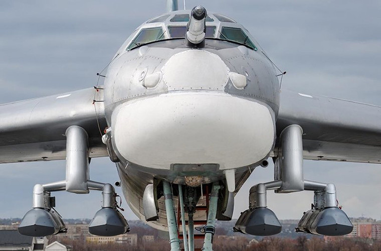 Sau đó, những chiếc máy bay này sẽ bay khoảng 4.000 km tới Syria, phóng những quả tên lửa này xuống căn cứ của các nhóm khủng bố rồi sau đó quay trở lại Nga. Sau đó, những chiếc máy bay này sẽ bay khoảng 4.000 km tới Syria, phóng những quả tên lửa này xuống căn cứ của các nhóm khủng bố rồi sau đó quay trở lại Nga.