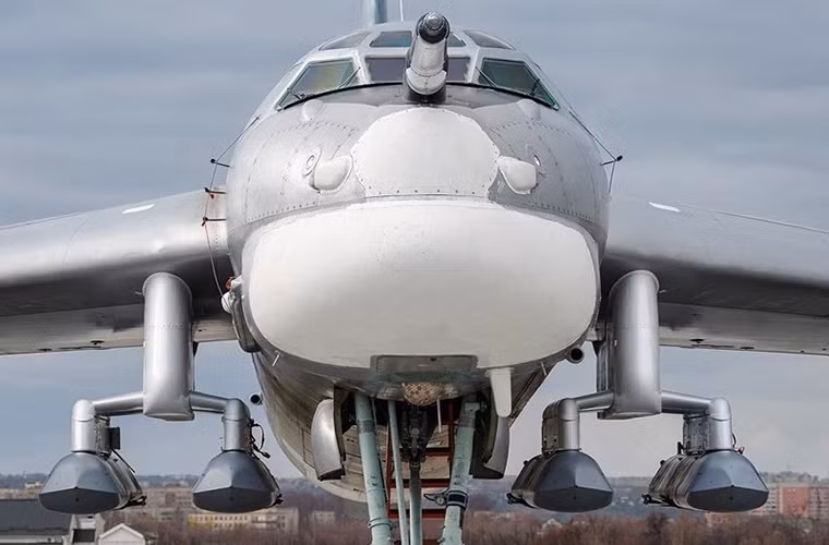 Sau đó, những chiếc máy bay này sẽ bay khoảng 4.000 km tới Syria, phóng những quả tên lửa này xuống căn cứ của các nhóm khủng bố rồi sau đó quay trở lại Nga.