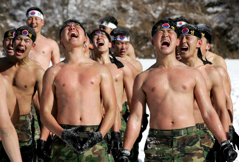 Đứng ở vị trí tiếp theo là Hàn Quốc, với 625.000 quân nhân trực chiến. Trong bảng xếp hạng quân sự thế giới, quân đội Hàn Quốc cũng đứng ở vị trí thứ 7.