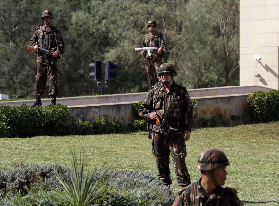 Quân đội Algeria có 520.000 binh sĩ trực chiến và 272.350 lính dự bị.