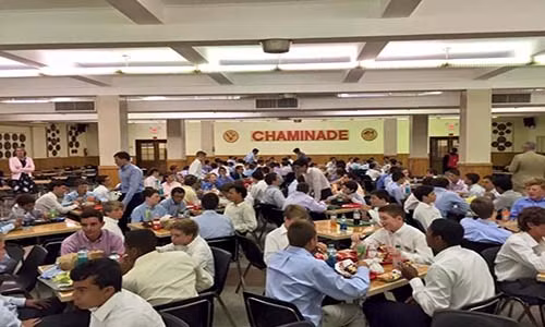 Học phí một năm của ngôi trường đặc biệt này là 10.960 USD, mặc dù trường có hỗ trợ tài chính và học bổng cho học sinh.