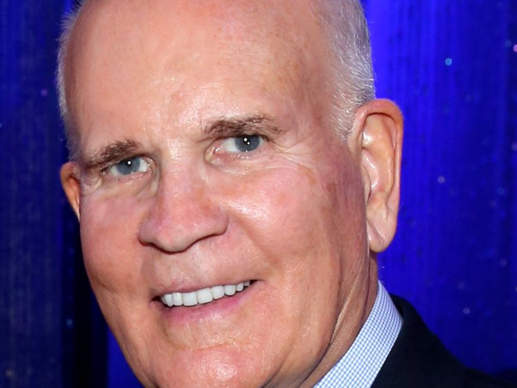 Luật sư Bob Wright cũng là một học sinh cũ của trường trung học Chaminade.