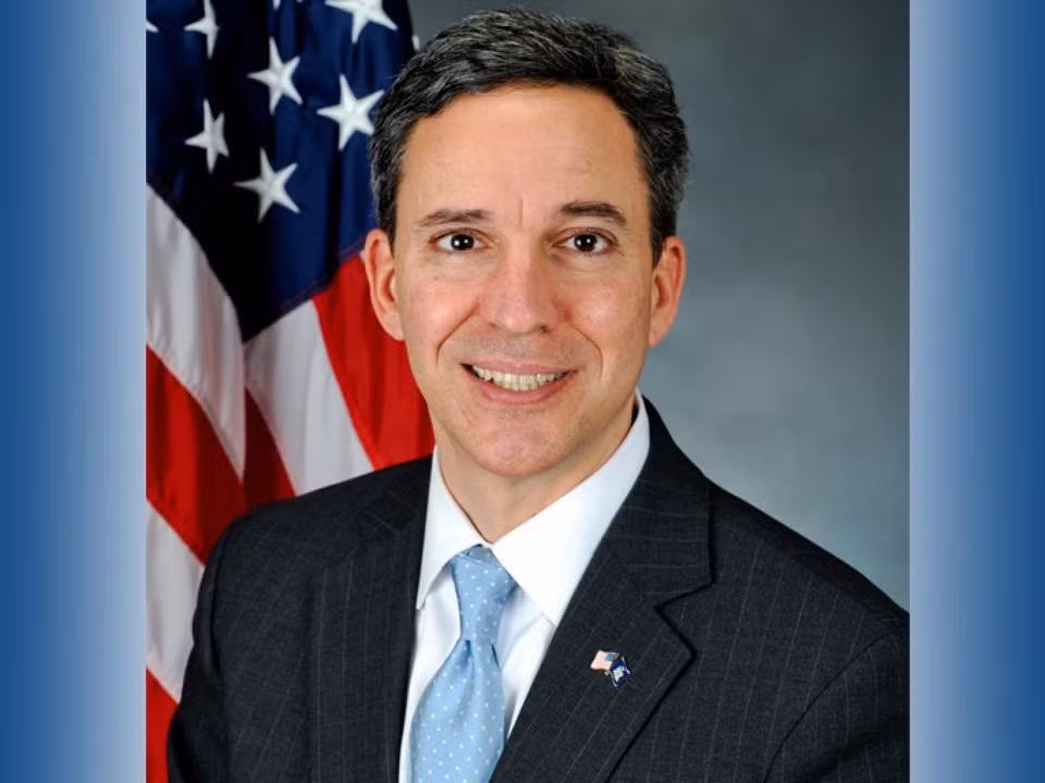 Trường Chaminade cũng là nơi “sản sinh” nhiều chính trị gia, trong đó có Jack M.Martins. Ông từng là Thượng nghị sĩ bang New York trong khoảng thời gian từ năm 2010 đến 2016.