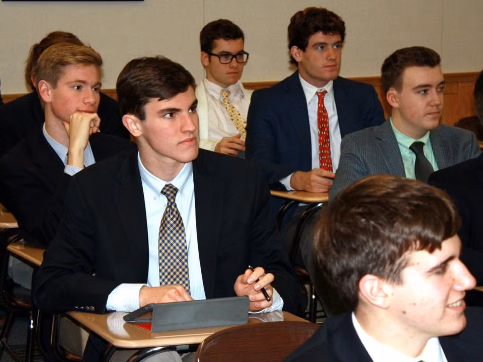 Theo quy định, học sinh của trường phải mặc đồng phục là áo sơ mi và thắt cà vạt. Học sinh luôn phải giữ gìn quần áo sạch sẽ, gọn gàng, không được đi tất trắng. Ngoài ra, học sinh không được xăm mình và để tóc dài.