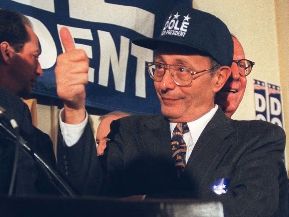 Cựu Thượng nghị sĩ Mỹ Al D’Amato cũng là học sinh cũ của trường Chaminade.