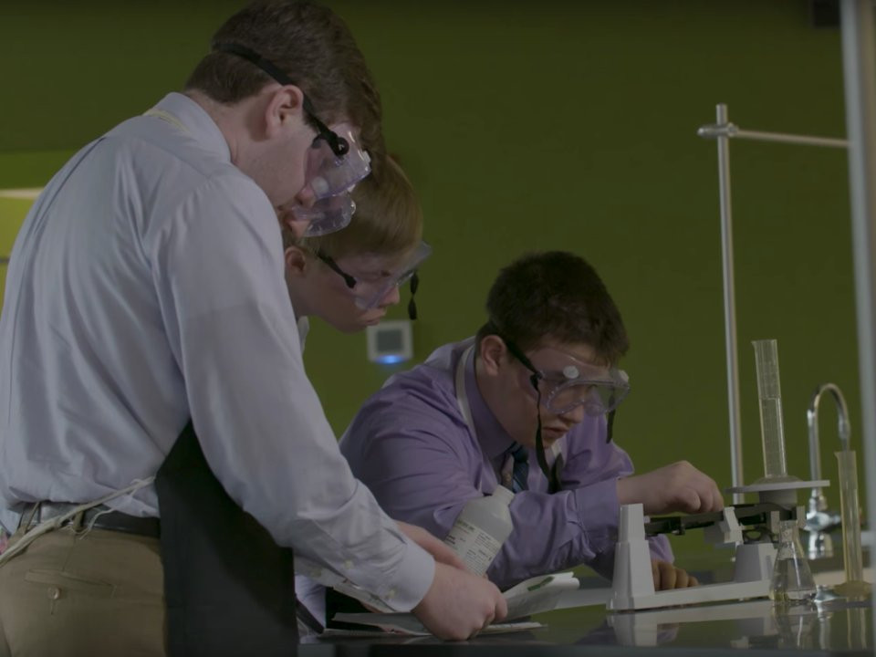 Trường Chaminade được thành lập vào năm 1930 và tổng số học sinh đăng ký học tại trường hiện nay là 1.700 người.