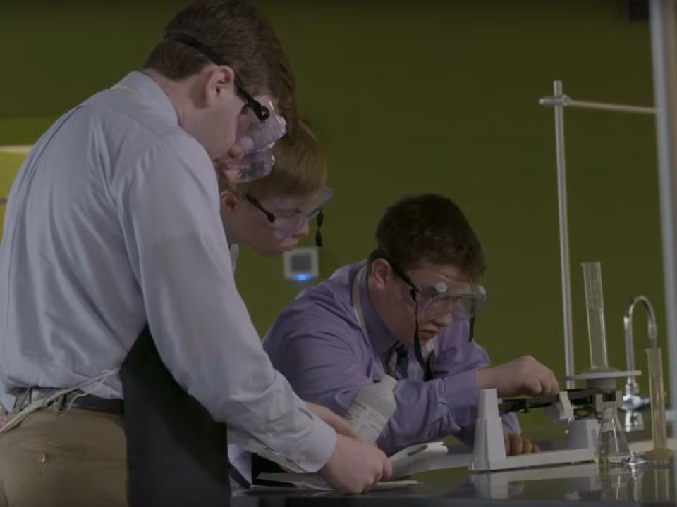 Trường Chaminade được thành lập vào năm 1930 và tổng số học sinh đăng ký học tại trường hiện nay là 1.700 người.