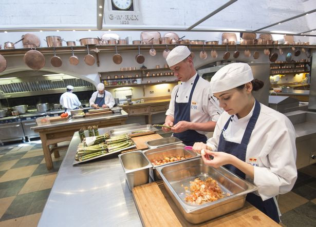 Các đầu bếp chính và phụ bếp trong nhà bếp của Lâu đài Windsor sẽ bắt đầu chuẩn bị sẵn các loại rau củ trong vài ngày tới để đảm bảo mọi thứ đều hoàn hảo trong ngày trọng đại của Hoàng tử Anh.