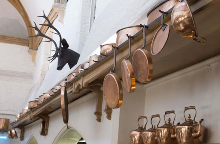 Nguyên liệu sử dụng cho tiệc cưới được lấy từ những khu vực xung quanh thủ đô London hay những địa điểm gắn liền với Nữ hoàng Anh.