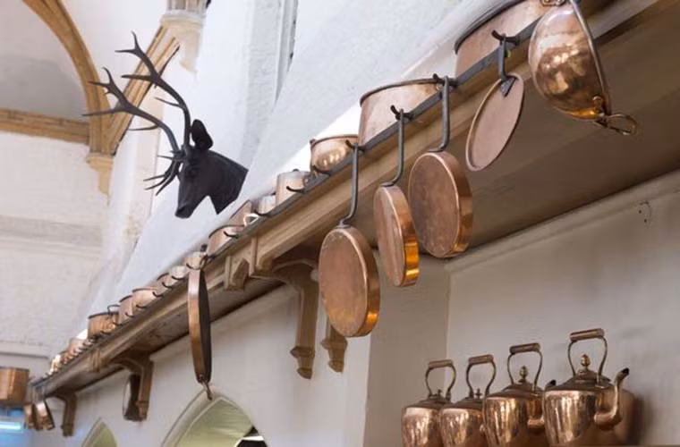 Nguyên liệu sử dụng cho tiệc cưới được lấy từ những khu vực xung quanh thủ đô London hay những địa điểm gắn liền với Nữ hoàng Anh.