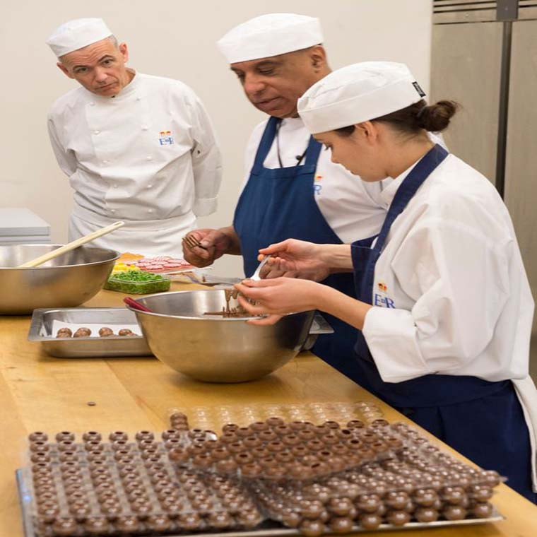 Thực đơn tiệc cưới còn có món canape ngọt và mặn.