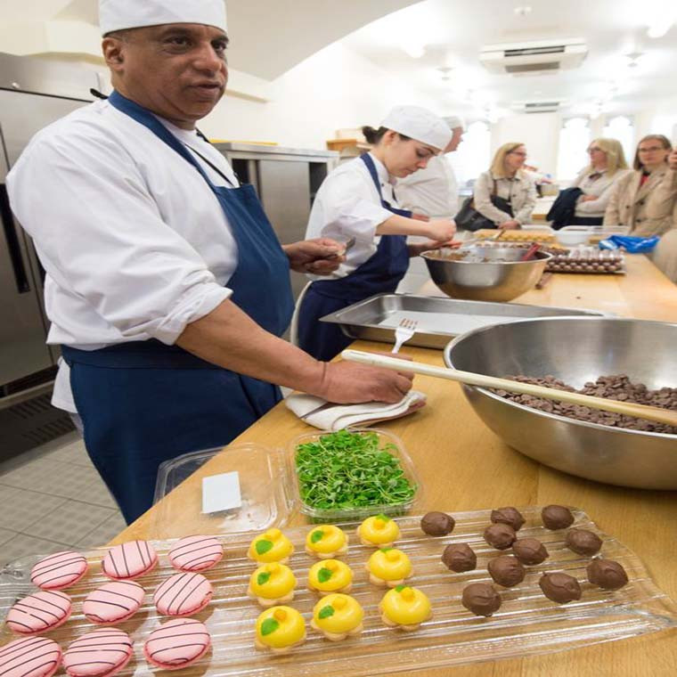 “Chúng tôi đưa ra những gợi ý và cặp đôi đã nếm thử tất cả các món. Họ chú ý đến từng chi tiết”, bếp trưởng Mark Flanagan cho biết.