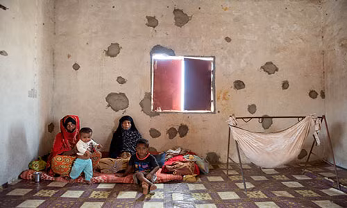 Asha ngồi cùng em dâu và những đứa cháu của bà trong một ngôi nhà nhỏ ở Gawala, Aden. Họ đến đây xin tị nạn từ ba tháng trước.