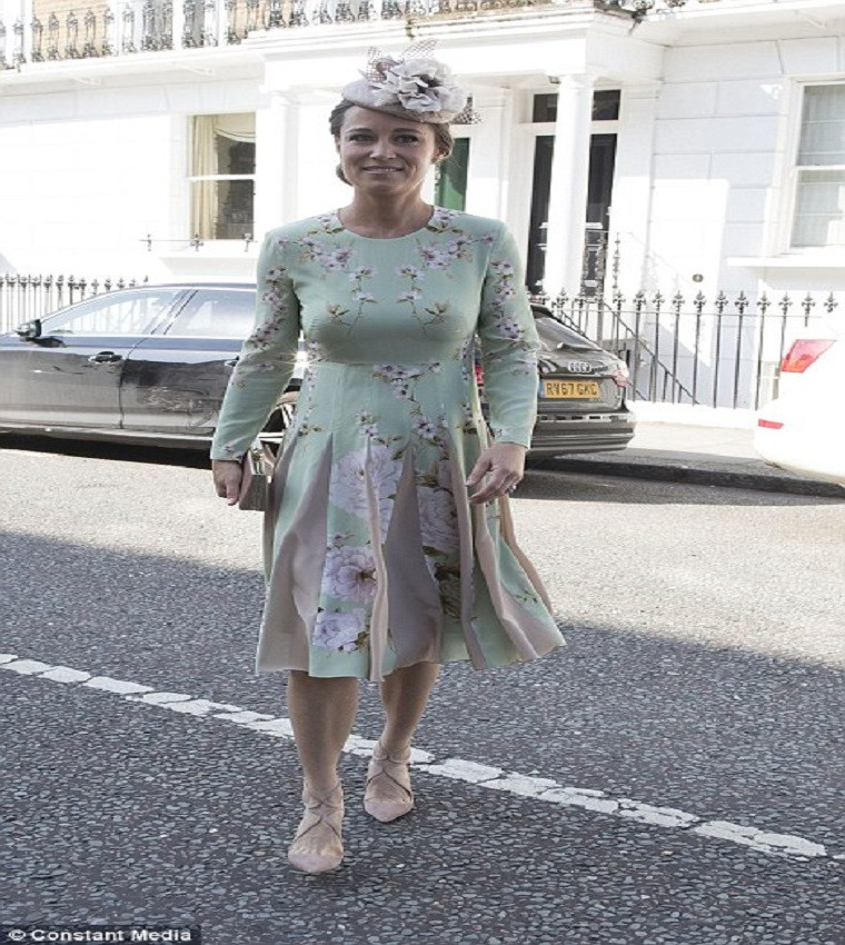 Pippa Middleton, em gái của Công nương Anh Kate Middleton, trên đường tới Lâu đài Windsor dự đám cưới.