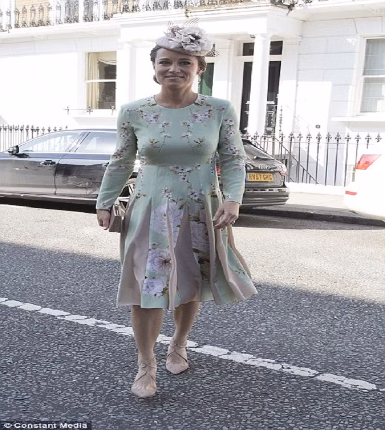 Pippa Middleton, em gái của Công nương Anh Kate Middleton, trên đường tới Lâu đài Windsor dự đám cưới.