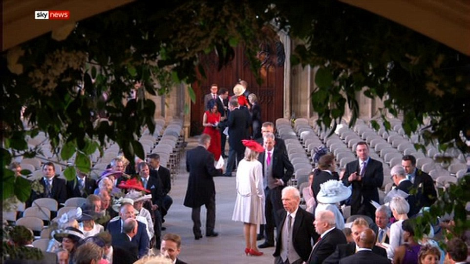 Nguồn tin cho hay, hơn 2.000 người được mời đến khuôn viên lâu đài Windsor để chứng kiến hôn lễ của Hoàng tử Harry và cô dâu Markle, trong đó có 1.200 thường dân. 