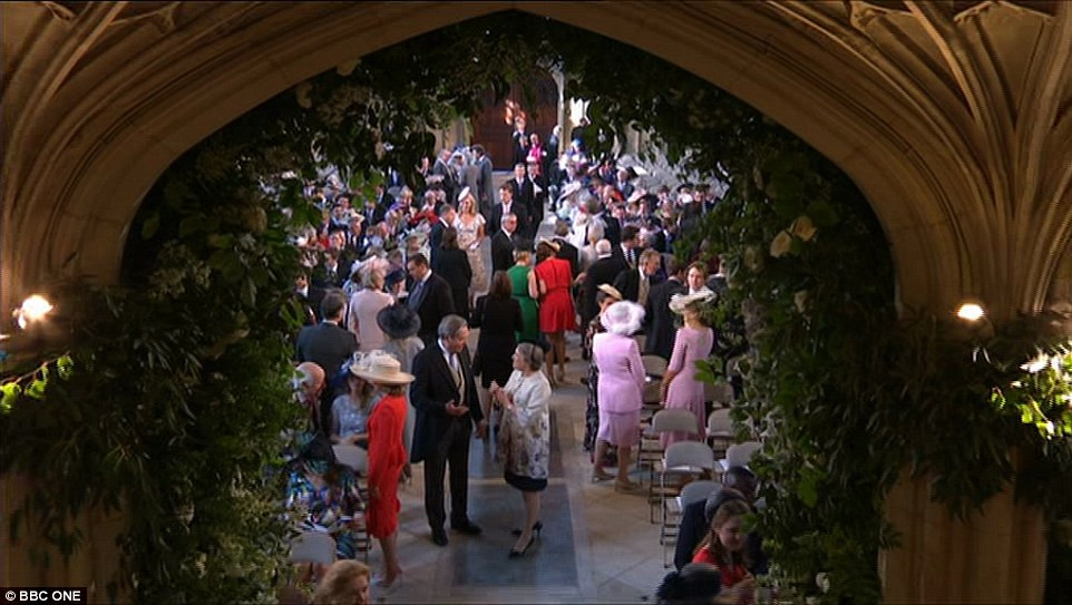 Theo Daily Mail, nhiều vị khách mời chính thức đầu tiên đã có mặt tại bên trong Nhà nguyện St. George để dự đám cưới Hoàng gia của Hoàng tử Harry và cô dâu Markle. (Nguồn: Daily Mail)