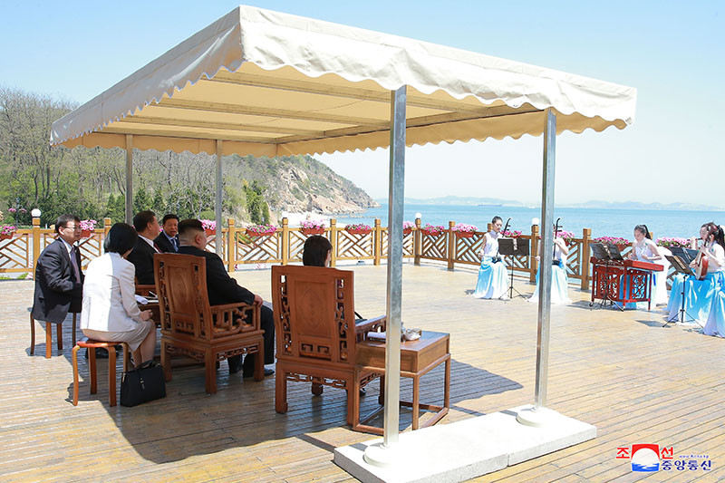 Ông Kim Jong-un và ông Tập Cận Bình thưởng thức trà, xem biểu diễn nghệ thuật tại Nhà khách Thanh Đảo. (Ảnh: KCNA)