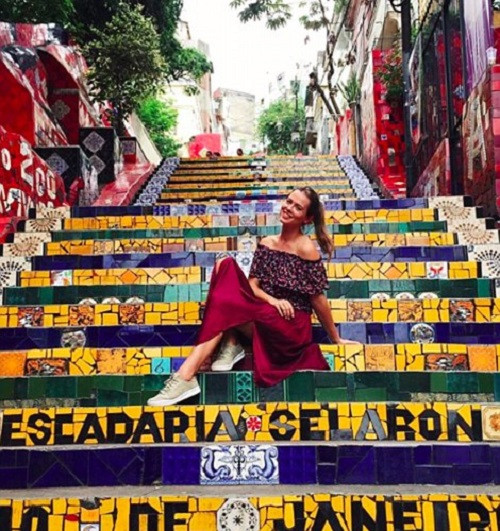 Nữ tiếp viên Brigita chụp hình lưu niệm tại Rio de Janeiro, Brazil.