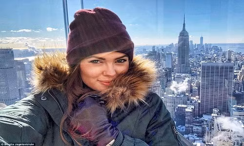 Nữ tiếp viên hàng không 23 tuổi này đều chụp ảnh lưu niệm tại mỗi đất nước cô đặt chân đến, từ thành phố New York ở Mỹ cho tới Vạn Lý Trường Thành của Trung Quốc,…