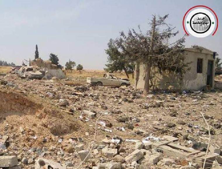 Theo Al Masdar News, căn cứ Lữ đoàn 47 của Quân đội Syria ở tỉnh Hama gần như đã bị phá hủy hoàn toàn sau khi bị không kích vào đêm 29/4. (Nguồn ảnh: AMN)