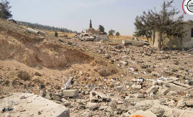 Cảnh tan hoang tại căn cứ Lữ đoàn 47 vừa bị không kích.