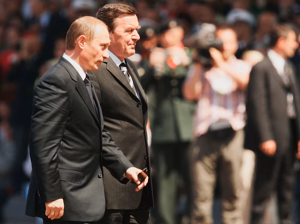 Năm 2005, Thủ tướng Đức Gerhard Schröder dẫn đầu nhóm cựu chiến binh của quân đội Đức Quốc xã tới xem lễ duyệt binh và Tổng thống Nga Vladimir Putin trực tiếp gặp mặt những người này. (Ảnh: GI)