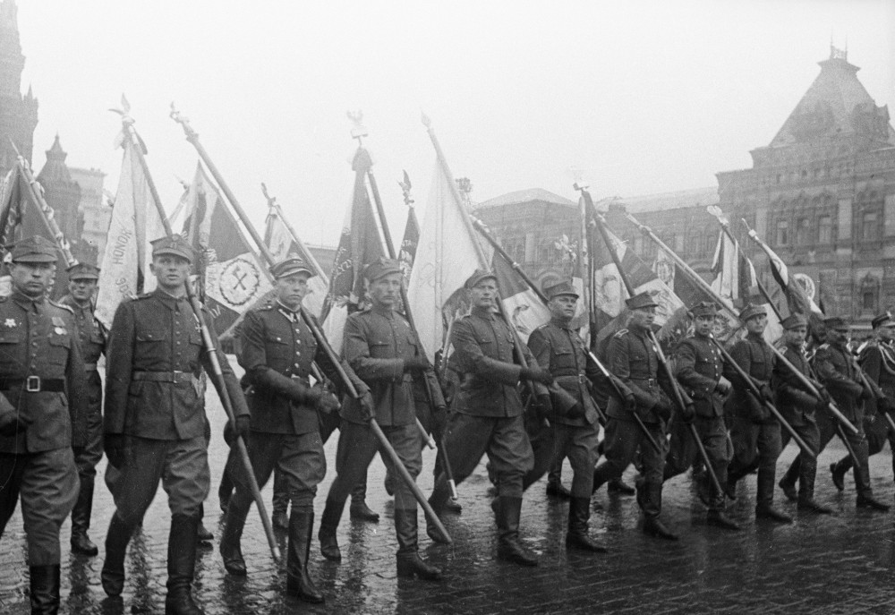 Các đơn vị quân đội nước ngoài tham gia lễ duyệt binh Ngày Chiến thắng 3 lần, vào năm 1945, các đại diện của Quân đội Nhân dân Ba Lan chiến đấu chống phát xít Đức cùng Hồng Quân Liên Xô được mời tham gia lễ duyệt binh. (Ảnh: Sputnik)